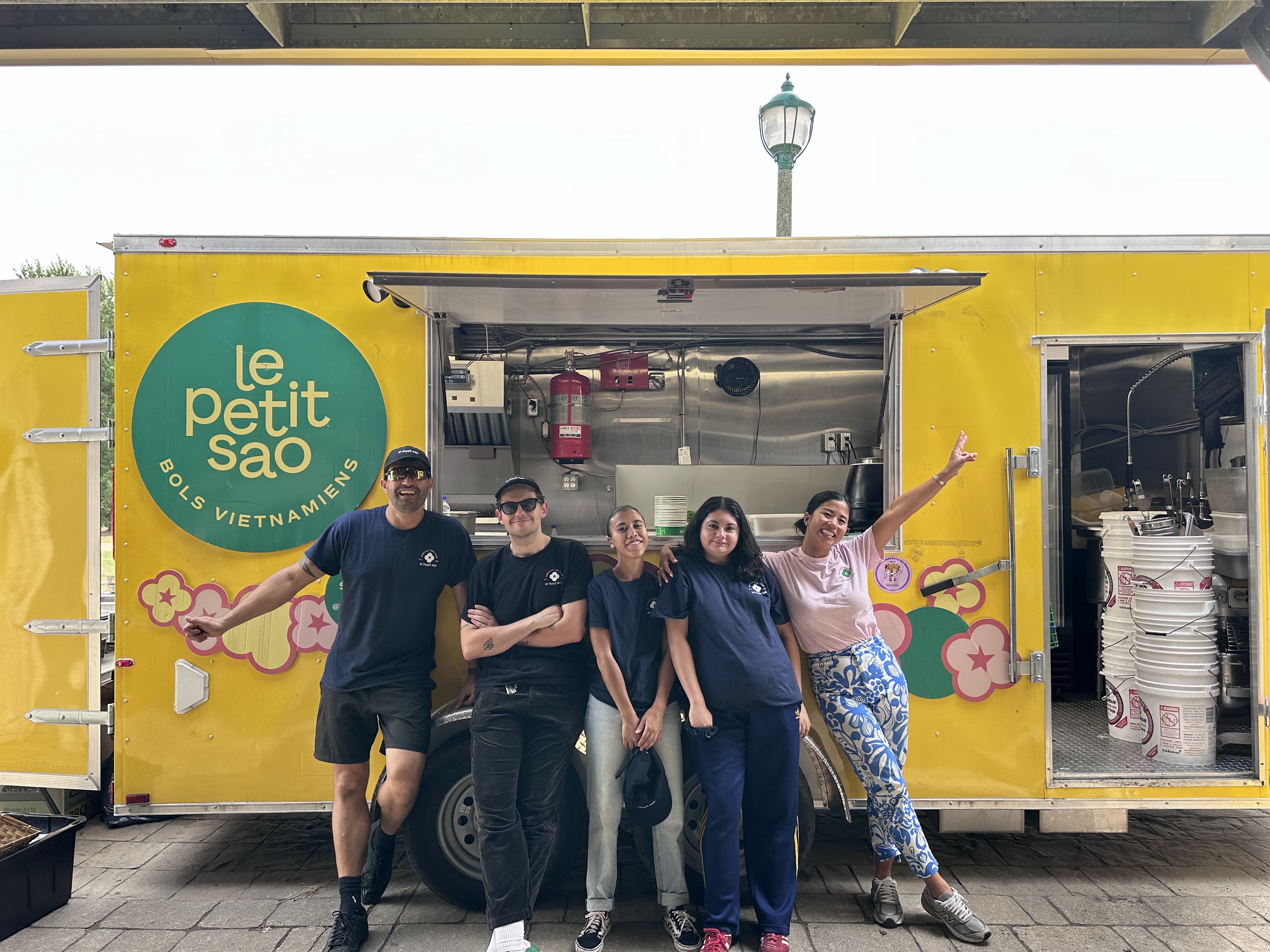 L'équipe Le Petit Sao devant le food truck