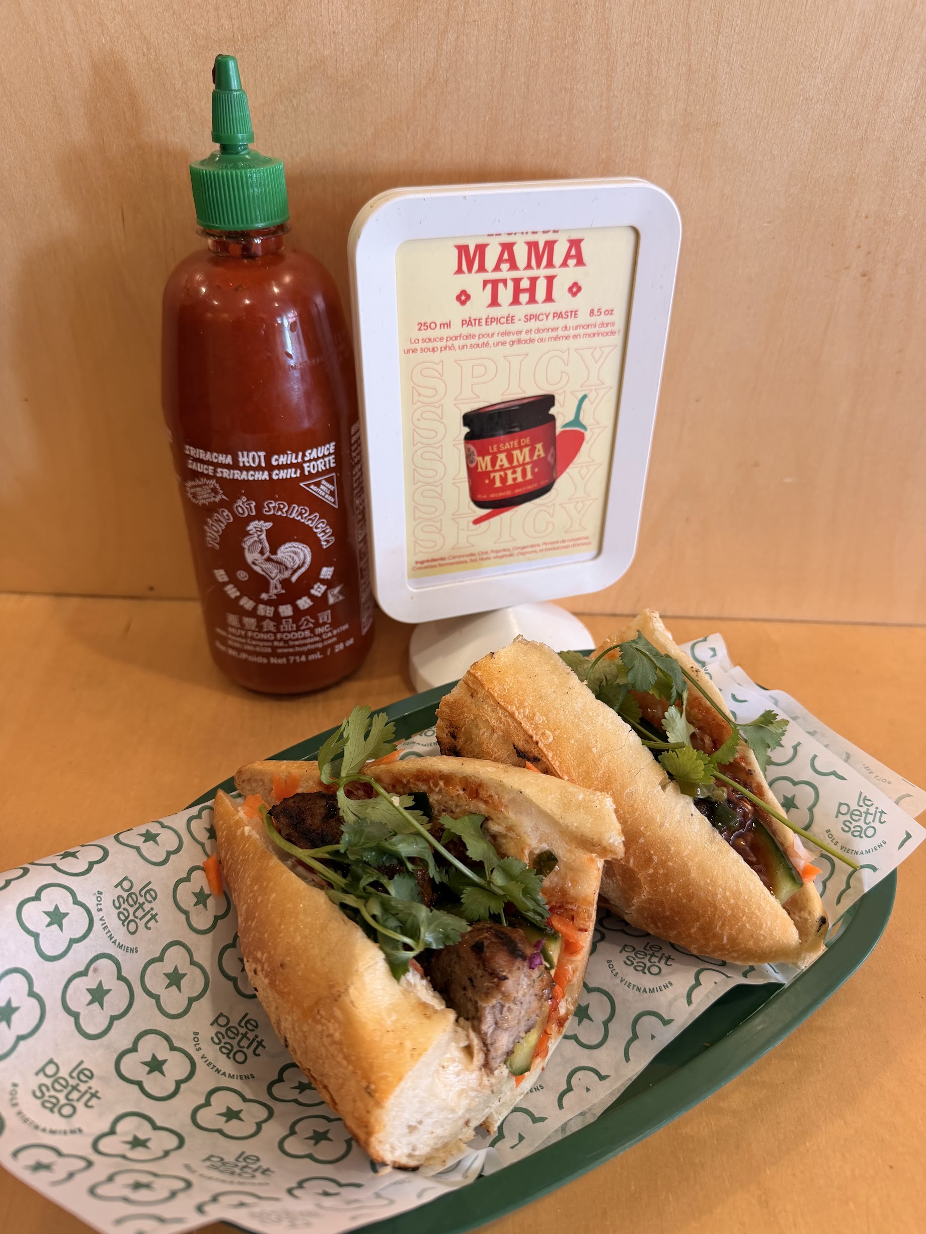 Bánh Mì Le Petit Sao avec sauce Mama Thi