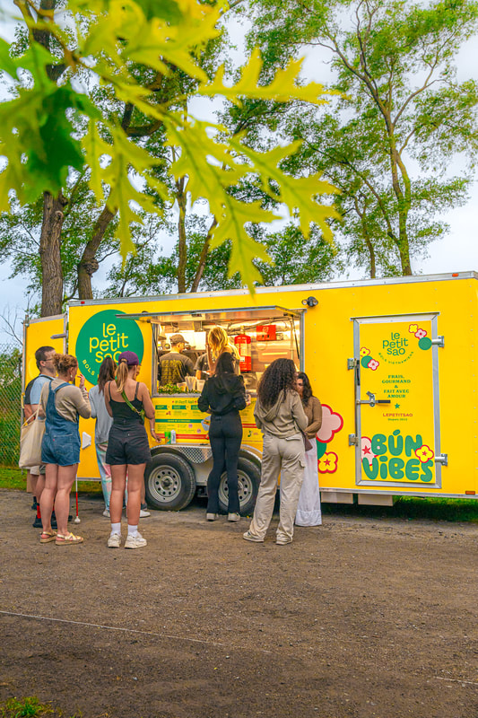Food truck Le Petit Sao avec clients
