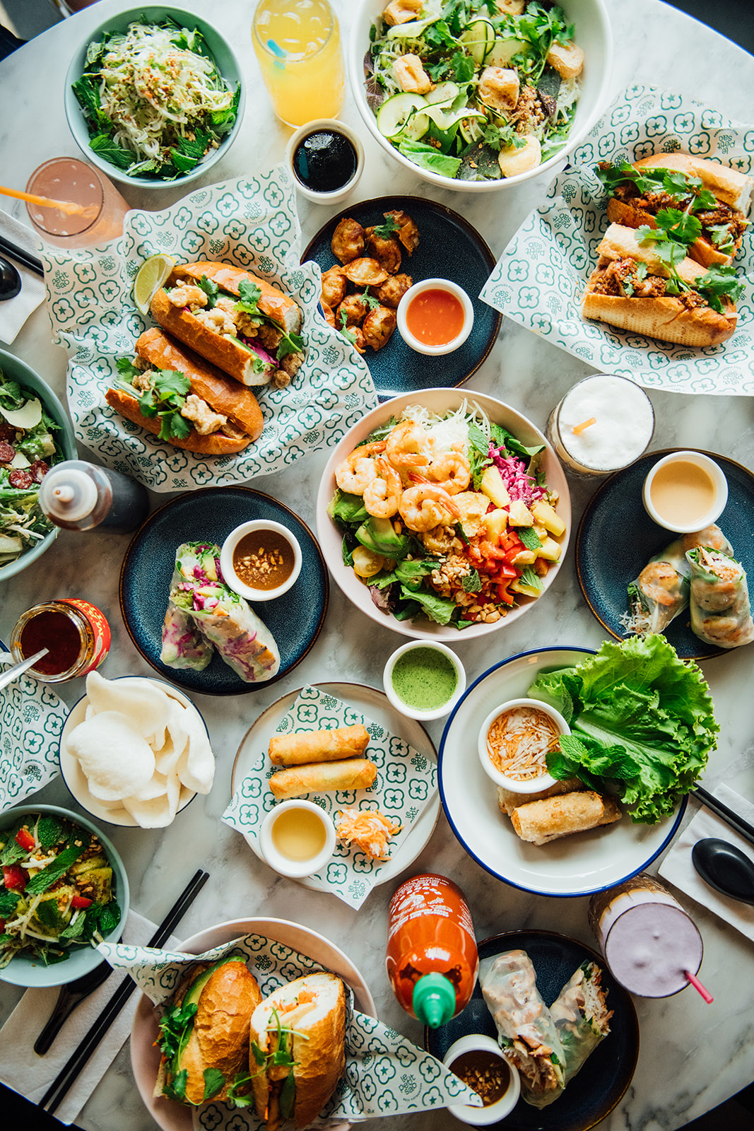 Vue du dessus de la table garnie de plats vietnamiens